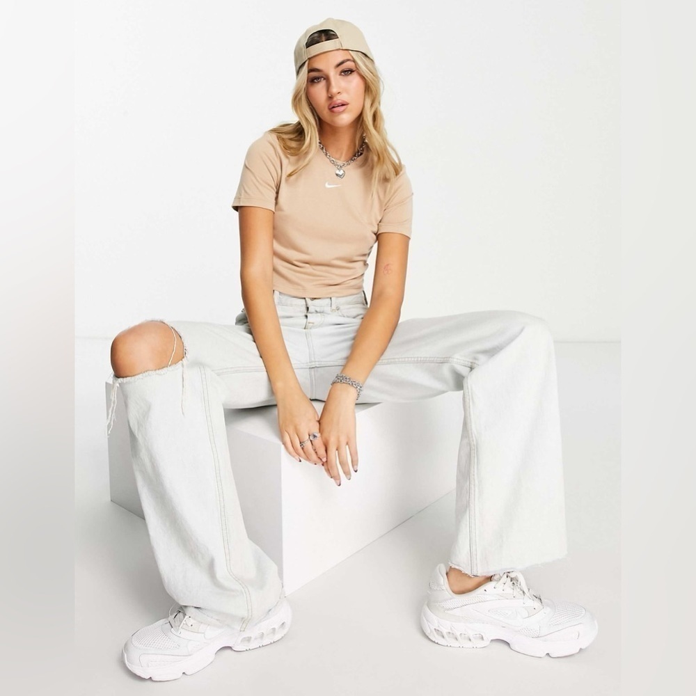 Nike Swoosh Cropped Slim T-Shirt - Picture 3 of 7